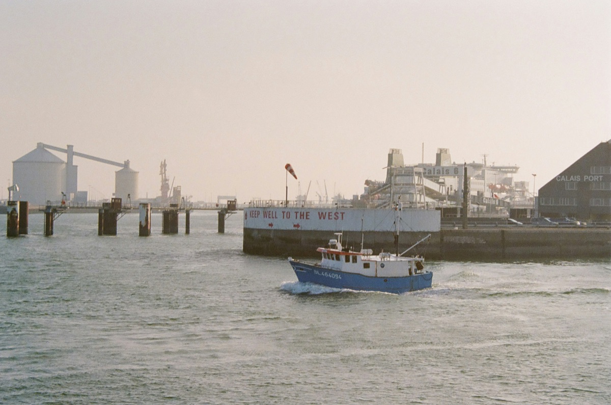Dover to Calais Ferry Guide ferry approaching the iconic White Cliffs on the busiest cross-Channel route