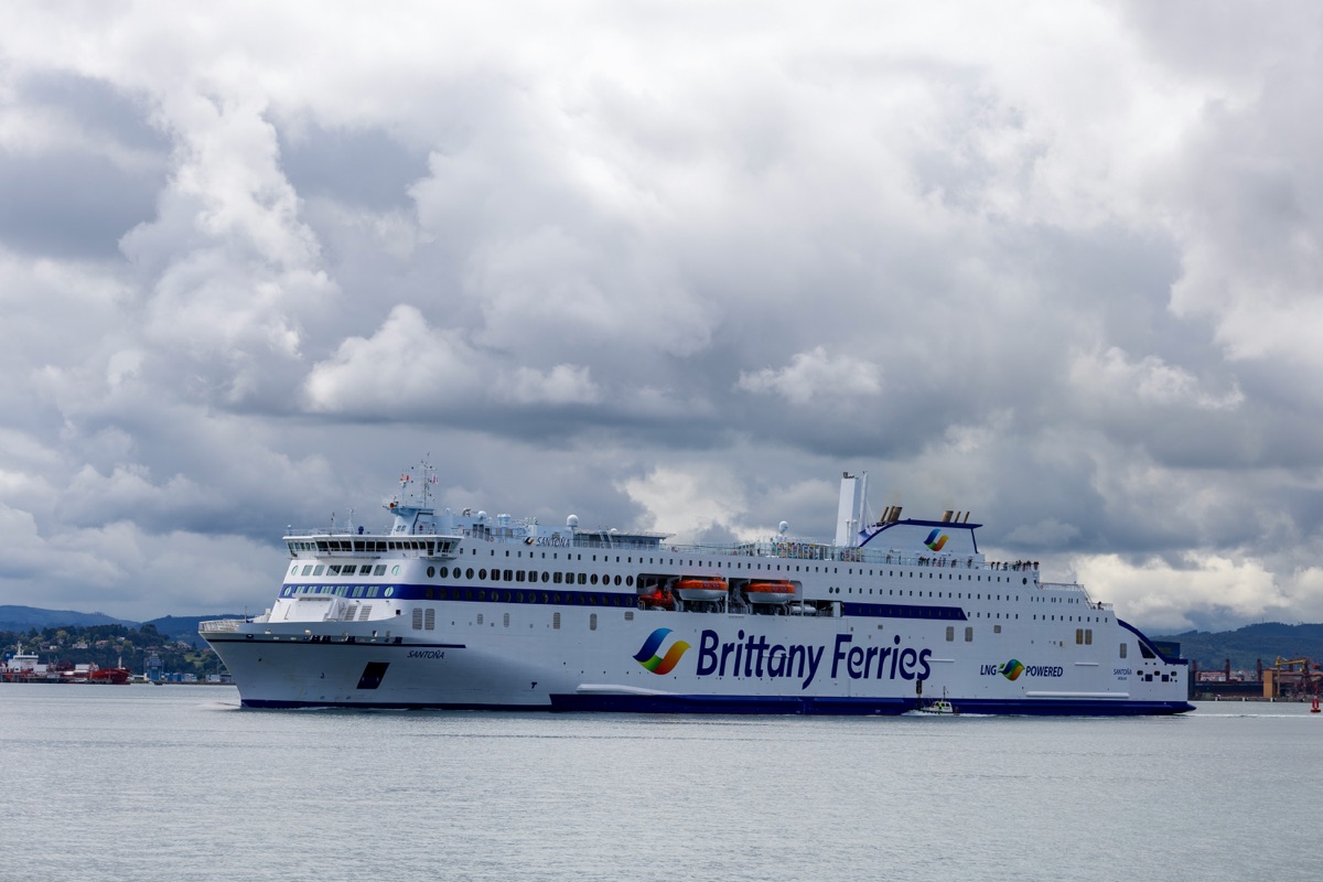 Plymouth to Roscoff Ferry Guide ferry approaching the iconic White Cliffs on the busiest cross-Channel route